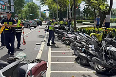 台南市東區勝利路與大學路口8日下午發生7旬婦人駕駛自小客車疑失控暴衝，先追撞機車及腳踏車再撞倒路旁停放機車事故，共造成1死2傷，警方獲報到場蒐證處理。(圖：中央社)