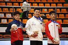 「亞洲貓王」唐嘉鴻（中）出征2025亞洲體操錦標賽，8日在男子單槓決賽以最高難度分成功拿下金
牌，完成生涯另一個里程碑。(圖：中央社)
