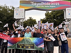 日本規模最大的LGBTQ+活動「東京驕傲節」（Tokyo Pride）8日舉行從澀谷到原宿街頭的大遊行，台灣第5度組隊參加，駐日代表李逸洋（前排左3）、台灣紅絲帶基金會董事長涂醒哲（前排右4）、台灣伴侶權益推動聯盟創辦人許秀雯（前排左2）等人在出發點合影。(圖：中央社)