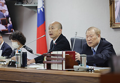 立法院長韓國瑜（中）10日下午主持黨團協商，研商
「中央政府前瞻基礎建設計畫第5期特別預算
案」、「中華民國114年度中央政府總預算案附屬單
位預算及綜計表－營業及非營業部分」、「司法院人
事同意權」等案。(圖 : 中央社)
