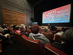 駐芝加哥辦事處長類延峰在電影「愛作歹」放映前，
向觀眾說明台灣性別平權與人權發展。
（駐芝加哥辦事處提供）
