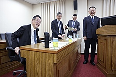 立法院外交及國防委員會11日邀請國防部長顧立雄
（左）列席報告。( 圖：中央社)