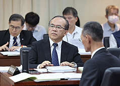 立法院交通委員會11日進行審查「道路交通管理處罰
條例部分條文修正草案」等案，交通部政務次長陳彥
伯（中）列席備詢。(中央社)