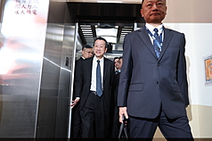 國防部長顧立雄（前左）11日上午赴立法院外交及國
防委員會列席報告並備質詢，會前接受媒體聯訪。
