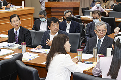 立法院教育及文化、交通委員會11日上午聯席審查
「人工智慧基本法草案」等案，數發部長黃彥男（2
排左1）、國科會主委吳誠文（2排左3）等人列席會
議。( 圖：中央社)


