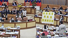 新北市議會11日進行市政總質詢，議員以歐美影集
「零日風暴」恐怖網攻行動為例，因應對中國可能的
「零日攻擊」。市長侯友宜（2排左3）表示，新北市
有能力保護好電力、變電所、網路、自來水、交通等
關鍵基礎設施，並積極建構全民防衛。
