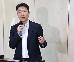 交通部長陳世凱11日下午召開記者會，說明觀 光署、高鐵與台鐵相關人事案。(圖：中央社)
