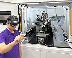 國立清華大學團隊所研發的「雷射低碳製造技術」結合AI與虛擬實境，能遠端遙控機械手臂製作。(圖：中央社)