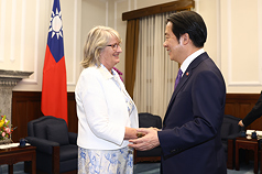 總統賴清德（右）12日上午在總統府接見法國國民議會友台小組訪問團，與主席帕媞斯黛（Marie-Noelle 
Battistel）（左）握手寒喧。
