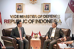 新加坡國防部高級政務部長扎吉哈（左）在第10屆印
尼防務展與論壇上，與印尼國防部副部長唐尼（右）
會面時，重申兩國長期且密切的防務關係。
（新加坡國防部提供）
