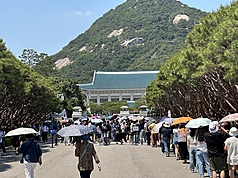 總統府將遷回青瓦台，南韓民眾趁最後機會搶參觀。圖為12日的人潮。