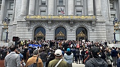 針對美國總統川普向洛杉磯部署國民兵與陸戰隊，加
州提告主張川普超越職權。聯邦法院法官12日開庭審
理此案，距法院外不遠處，群眾聚集在舊金山市政廳
示威，為移民發聲。