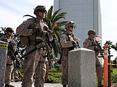 有商家表示，總統川普政府掃蕩行動使得移民社區風聲鶴唳，宛如鬼城，比疫情時期還糟。圖為洛杉磯聯邦政府大樓前的陸戰隊員。(圖：中央社)