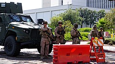 洛杉磯爆發連日示威潮，美國總統川普調派陸戰隊員
駐守聯邦政府大樓。圖為陸戰隊員及輕型裝甲車。