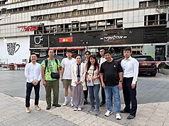 駐以色列代表李雅萍（左4）15日偕駐處職員，與準
備前往約旦的台灣民眾合影。
（外交部提供）
