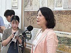 PD
馬英九提兩岸渴望「和與合」 綠：自甘淪統戰工具人
前總統馬英九15日出席第17屆海峽論壇大會時表示，
兩岸渴望「和與合」。民進黨立法院黨團幹事長吳思
瑤（右）16日說，「馬英九不過是比較大咖的館
長」，自甘淪為中國統戰工具人。
中央社記者林敬殷攝  114年6月16日
