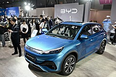 英國金融時報報導，超過1/3中國上市車企的流動負債
超過流動資產，當中比亞迪的營運資金不足最嚴重。
圖為2025國際汽車及供應鏈博覽會（香港）中，比亞
迪汽車展示。
（中新社提供）
