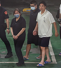 北檢17日自看守所押解黃呂錦茹（前左）、總幹事姚富文（前右）等人移審台北地方法院，北院晚間裁定3人均羈押禁見。 (圖：中央社)