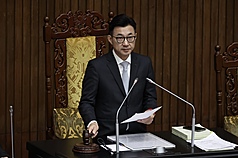 立法院17日三讀通過運動彩券發行條例修正案。圖為副院長江啟臣敲下議事槌宣告結果。