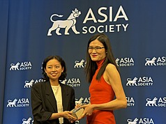 「臺灣漫遊錄」獲亞洲協會首屆「夏白芳圖書獎」翻
譯文學獎，譯者金翎（左）16日出席協會紐約總部頒
獎典禮，由耶魯大學教授程洋洋手中領取獎項。
（駐紐約台北文化中心提供）
