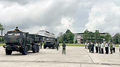 PD
總統賴清德勗勉砲兵第58指揮部 致贈加菜金
總統賴清德（右穿西裝者）17日勗勉「陸軍砲兵第58
指揮部」，國軍實地操作新式武器系統，賴總統一邊
聆聽簡報，一邊看著國軍熟練操作「海馬士」多管火
箭系統。
中央社記者趙麗妍攝 114年6月17日
