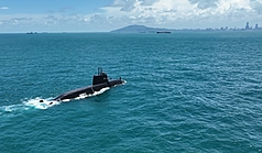 國造潛艦原型艦海鯤艦17日首次進行浮航測試。
（中央社/台船公司提供）
