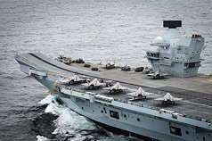 繼2021年後，英國今年4月再度啟動對印太區域的航
艦打擊群行動部署，此次空戰能力顯著提升，總計出
動英國24架第5代匿蹤戰機F-35B。圖為領銜打擊群的
英國海軍「威爾斯親王號」航空母艦15日攝於印度
洋。
（英國國防部提供）