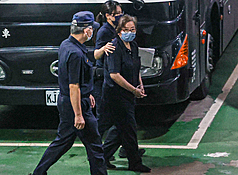 台北地檢署起訴雙吳罷免提議書涉偽造案，17日移審
台北地方法院。北院下午召開接押庭，晚間裁定國民
黨台北市黨部主委黃呂錦茹（中）羈押禁見，黃呂錦
茹在法警戒護下準備登上警備車。
