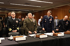 美國聯邦參議院撥款委員會「軍事設施、退伍軍人事
務及相關機構小組」17日舉行年度預算聽證會，陸戰
隊主責軍事設施及後勤的副司令斯卡倫卡（前排右
3）等軍方官員出席。