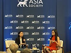 「臺灣漫遊錄」譯者金翎（左）16日出席美國「亞洲
協會」首次舉辦的頒獎典禮，期間與耶魯大學教授程
洋洋對談。
（駐紐約台北文化中心提供）