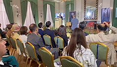 前北約副秘書長、北約防衛學院基金會主席米努托里
佐（台上講者）17日在「印太2025高階會議」開幕致
詞，強調印太區域安全的重要性。
