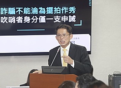 民眾黨立委黃國昌日前在立法院議場質詢時，播放疑似檢察官偵訊錄音引起外界爭議。