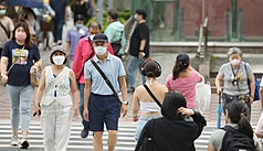 天氣炎熱高溫達36度 午後留意局部大雨。
