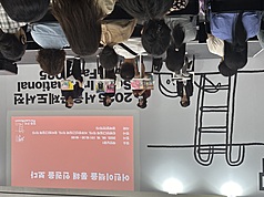 台灣繪本作家林廉恩（左2起）、黃一文、周見信18日出席首爾國際書展座談活動，與讀者分享如何以童書形式處理人權、歷史問題等沉重議題。(圖：中央社)