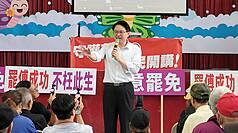 民進黨秘書長林右昌（中）19日到花蓮玉里鎮老人館進行「守護花蓮、公民開講」。他接受媒體訪問時表示，花蓮中南區民風純樸、資訊有落差，需要傳遞正確資訊，盼忠義之風吹拂花蓮。(圖：中央社)