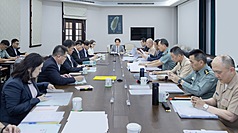 總統賴清德（圖中）19日下午主持例行軍事會談，他
表示，中國在第一、第二島鏈全區域的軍事施壓，未
因中東局勢有所減緩，山東艦、遼寧艦2航空母艦船
團連日來在相關海面行動，更為印太地區帶來可觀風
險。
（總統府提供）