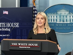 白宮發言人李威特19日在記者會上引述美國總統川普
聲明表示，有鑒於近期和伊朗展開談判的可能性相當
高，但也有可能不會談判，川普將於2週內決定是否
對伊朗採取行動。
