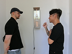 陳彥安（右）的作品The Spheroid讓霓虹透過玻璃球體消散，象徵霓虹燈產業在1960年代的沒落，霓虹的使用讓參觀民眾感到好奇。
