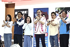 國民黨「反惡罷、戰獨裁」台北市南港場政策說明會
21日登場，黨主席朱立倫（右4）出席，為黨籍立委
李彥秀（左3）加油打氣，並一同比出打叉手勢，呼
籲民眾用不同意罷免票守護民主。
