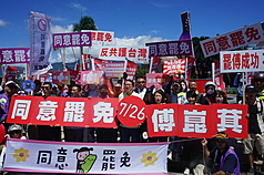 花蓮罷免傅崐萁民間團體21日上午集結以車掃行動繞行花蓮市區，民進黨秘書長林右昌（第1排右5）
率黨公職力挺罷團。