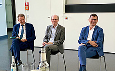 薩克森邦積極推動半導體產官學合作。圖為2024年9
月台積電德國廠、歐洲半導體製造公司（ESMC）總
裁克伊區（右）與薩克森邦前財長、邦政府台積電專
案負責人迪里希（左）在德勒斯登工業大學一場面向
學生的座談。
