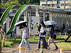今持續高溫炎熱 午後雷陣雨區域擴大。

