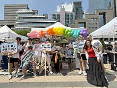 加拿大「寬容自信台灣協會」2025年將第3度組隊參加多倫多同志大遊行。志工們在「愛之日常音樂會」活動設攤，宣傳和召募更多參與者。(中央社)
