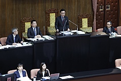 立法院會24日三讀修正通過公務人員保障法部分條
文，明確定義職場霸凌、完善申訴處理機制、追究行
為人行政責任等。圖為立法院副院長江啟臣（後左3）敲槌。
