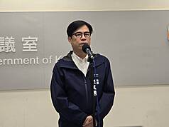 高雄市長陳其邁24日上午在市政會議前接受媒體聯訪
時表示，希望民進黨高雄市長初選期程越快越好，盡
早決定人選，便於黨內整合。(中央社)
