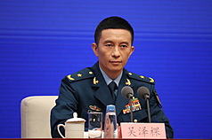 中國國務院新聞辦24日舉行「介紹中國人民抗日戰爭暨世界反法西斯戰爭勝利80週年紀念活動總體安排」記者會。圖為閱兵領導小組辦公室副主任、中央軍委聯合參謀部作戰局少將副局長吳澤棵。