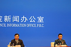 中國國務院新聞辦24日舉行「介紹中國人民抗日戰爭暨世界反法西斯戰爭勝利80週年紀念活動總體安排」記者會。左為中共中央宣傳部副部長胡和平，右為閱兵領導小組辦公室副主任吳澤棵。