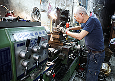 台經院24日公布3大產業營業氣候測驗點，5月製造業營業氣候測驗點為85.83點，月減4.74點，呈現連4
跌，並寫下2022年12月以來新低。圖為台北市大同區的製造加工業者埋首工作。

