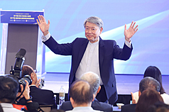 經濟部長郭智輝（中）24日出席「中華民國全國中小企業總會第15屆第4次會員大會暨第17屆國家磐石關
懷獎章贈獎典禮」，向與會來賓揮手致意。