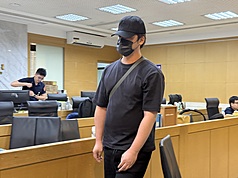 台北地檢署偵辦民進黨新北市議員陳乃瑜罷免案疑涉偽造提議書案，24日指揮調查局兵分多路搜索並約談蕭姓備補領銜人（前中）等人到案說明，傍晚移送北檢複訊。(中央社)
